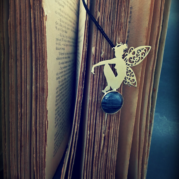 ~Seastone Collection~ "Fairy" - Μενταγιόν από ορείχαλκο και φυσικό βότσαλο.