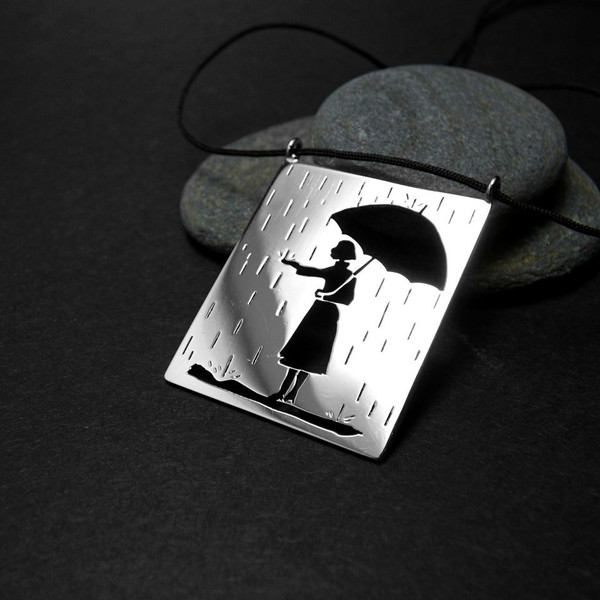 " Girl in the rain " - Μενταγιόν επάργυρο με κορδόνι Μακραμέ!