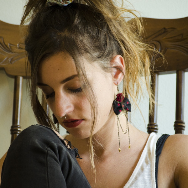 Red Rose Εarrings (σκουλαρίκια κρεμαστά με φιογκάκι πουά)