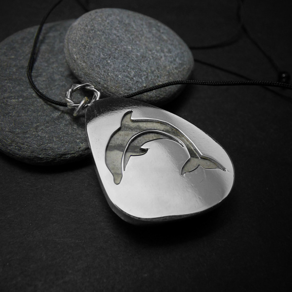 " Dolphin " Χειροποίητο επάργυρο μενταγιόν με φυσικό βότσαλο!