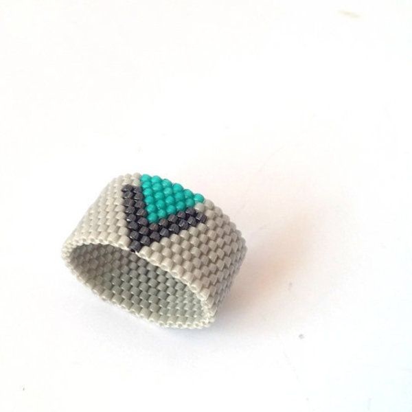 Geomatric ring, χειροποίητο δαχτυλίδι από χάντρες με τρίγωνο