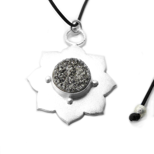 " Druzy Matte Flower " - Χειροποίητο επάργυρο μενταγιόν με Druzy Aχάτη.