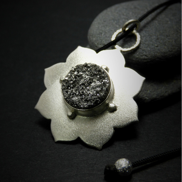 " Druzy Matte Flower " - Χειροποίητο επάργυρο μενταγιόν με Druzy Aχάτη.