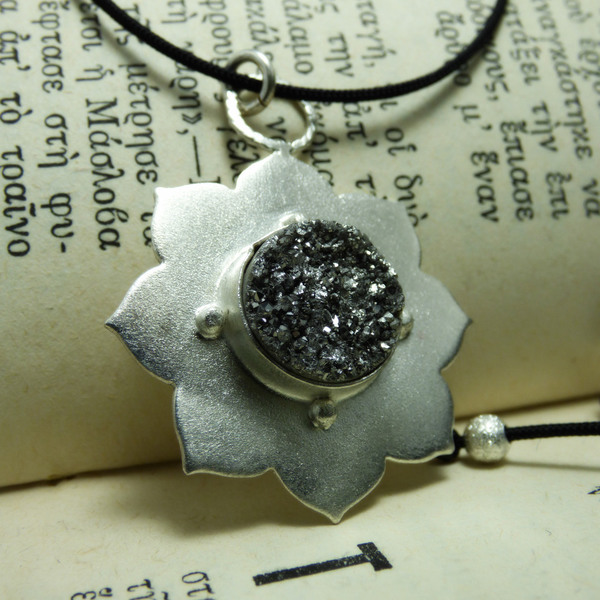" Druzy Matte Flower " - Χειροποίητο επάργυρο μενταγιόν με Druzy Aχάτη.