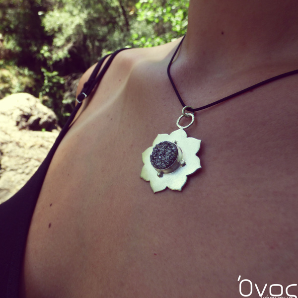 " Druzy Matte Flower " - Χειροποίητο επάργυρο μενταγιόν με Druzy Aχάτη.