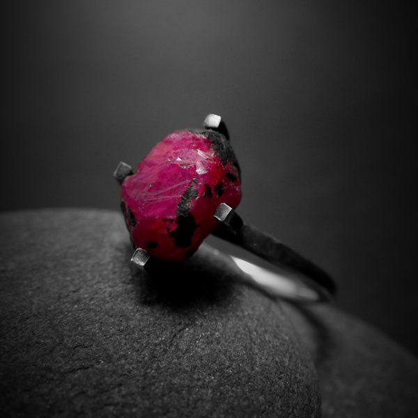 " Rough Silver Ruby " Χειροποίητο δαχτυλίδι από ασήμι 925 και Ορυκτό Ρουμπίνι!