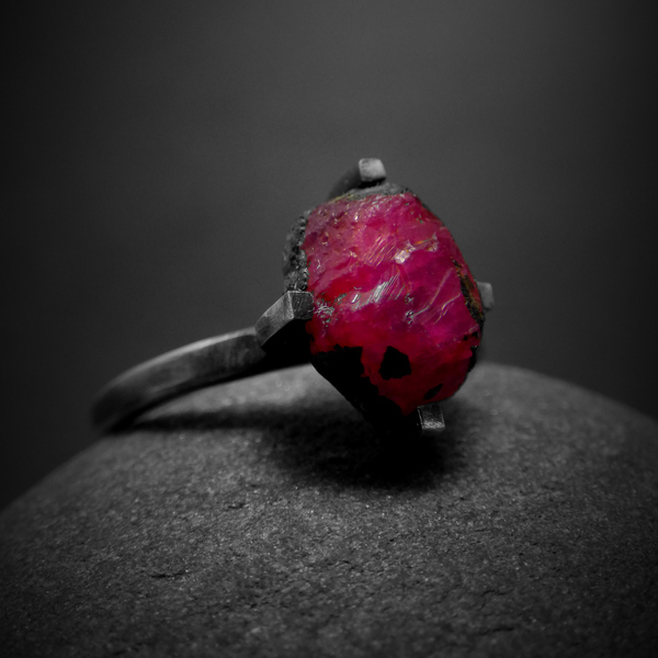 " Rough Silver Ruby " Χειροποίητο δαχτυλίδι από ασήμι 925 και Ορυκτό Ρουμπίνι!