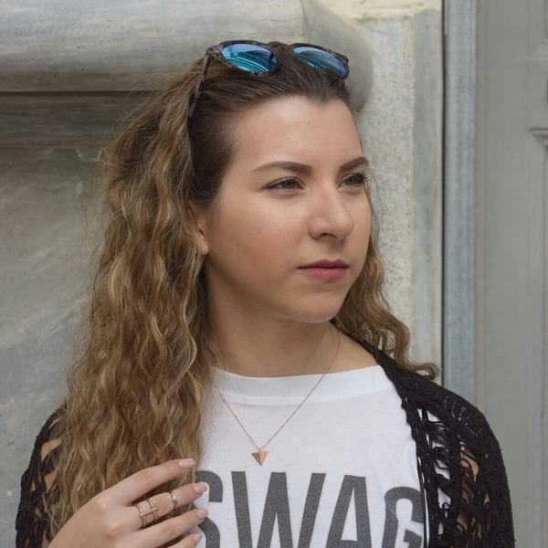 Κοντό κολιέ πυραμίδα, γεωμετρικό σχέδιο, επιχρυσωμένος ορείχαλκος, ασημένια 925 αλυσίδα επιχρυσωμένη, minimal κολιέ, μενταγιόν πυραμίδα