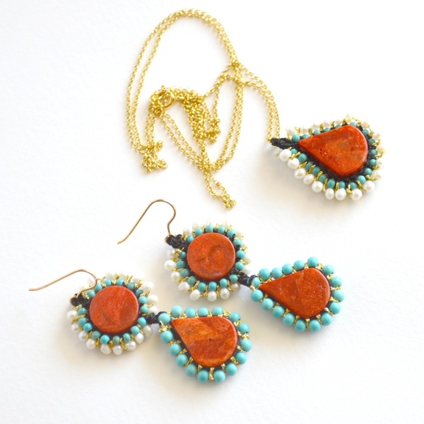 Κολιέ με κεντητό στοιχείο από τη σειρά folklore embroided με δάκρυ ξυλοκόραλλο