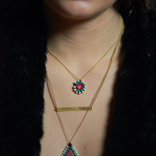 Κολιέ με κεντητό στοιχείο από τη σειρά folklore embroided με μαργαριτάρι κοντό