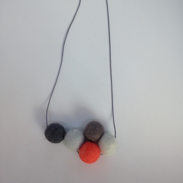 Κολίε με felt πολύχρωμες felt μπάλες