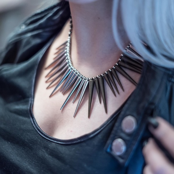 Εντυπωσιακό κολιέ ∘PARTYWEAR∘ με ακρυλικά στοιχεία