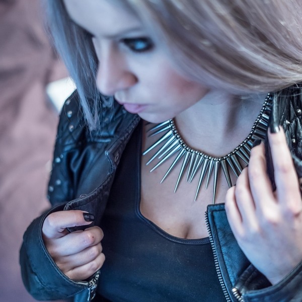 Εντυπωσιακό κολιέ ∘PARTYWEAR∘ με ακρυλικά στοιχεία