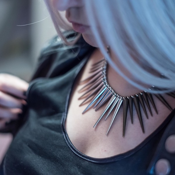 Εντυπωσιακό κολιέ ∘PARTYWEAR∘ με ακρυλικά στοιχεία