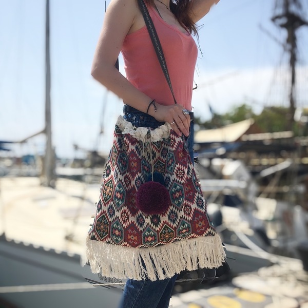Χειροποίητο Boho Ταγάρι με κρόσια και πομπομ