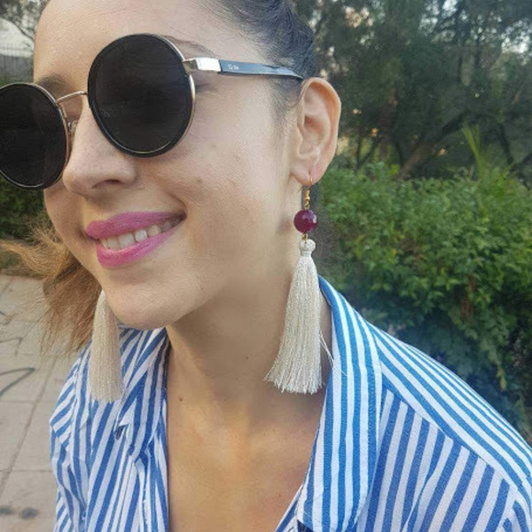 Ασημένια επίχρυσα σκουλαρίκια με φούξια αχάτες και μεταξωτές εκρού φούντες
