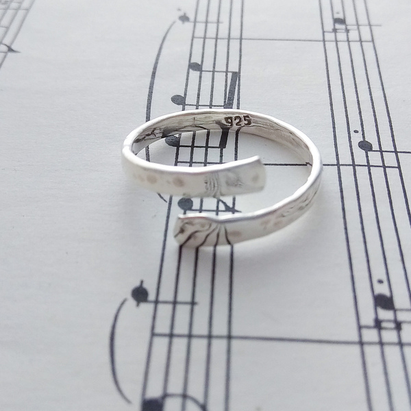 Ανοιχτό δαχτυλίδι από ασήμι. Open silver ring
