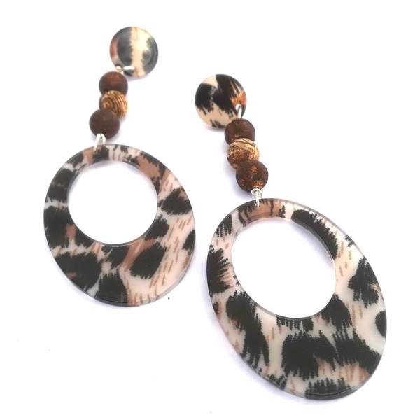 Μακρύ σκουλαρίκι με animal print πλεξιγκλας και αχάτη.