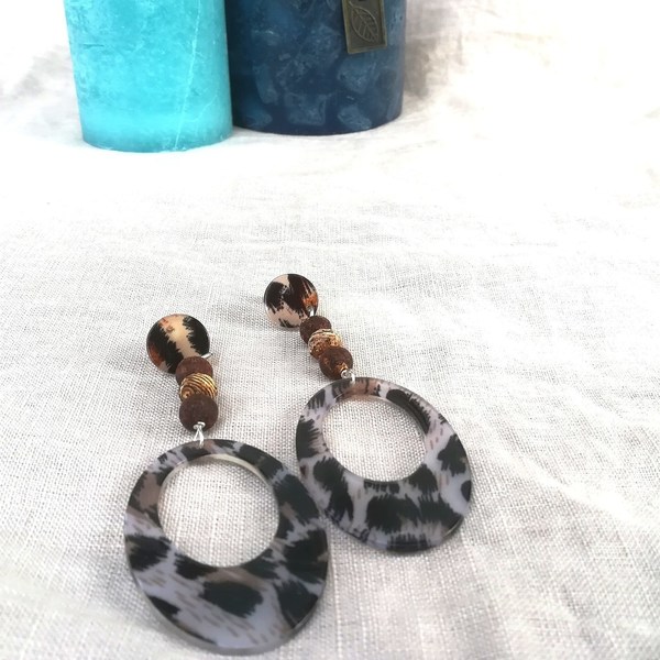 Μακρύ σκουλαρίκι με animal print πλεξιγκλας και αχάτη.