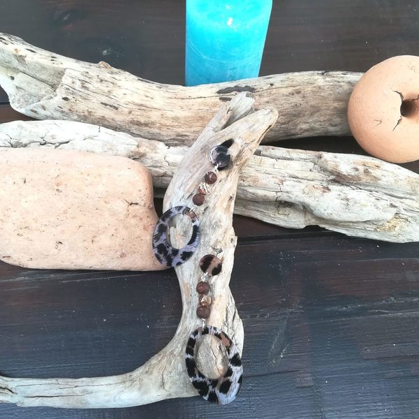 Μακρύ σκουλαρίκι με animal print πλεξιγκλας και αχάτη.
