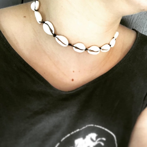 Χειροποίητο choker κολιέ με λευκά κοχύλια