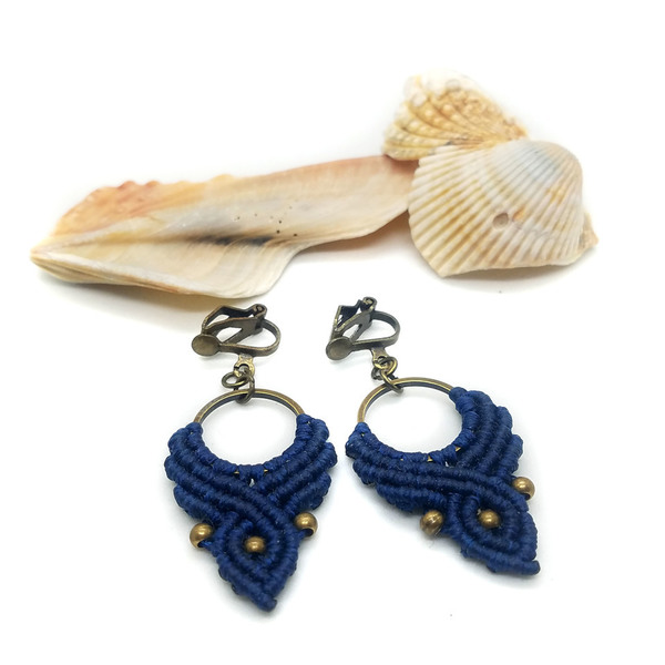 Boho Μπλε Σκουλαρίκια Macrame Pierced ή Clip On Vintage Style με Μπρούτζινες Μεταλλικές Χάντρες