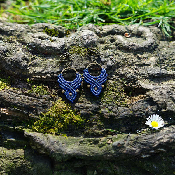 Boho Μπλε Σκουλαρίκια Macrame Pierced ή Clip On Vintage Style με Μπρούτζινες Μεταλλικές Χάντρες