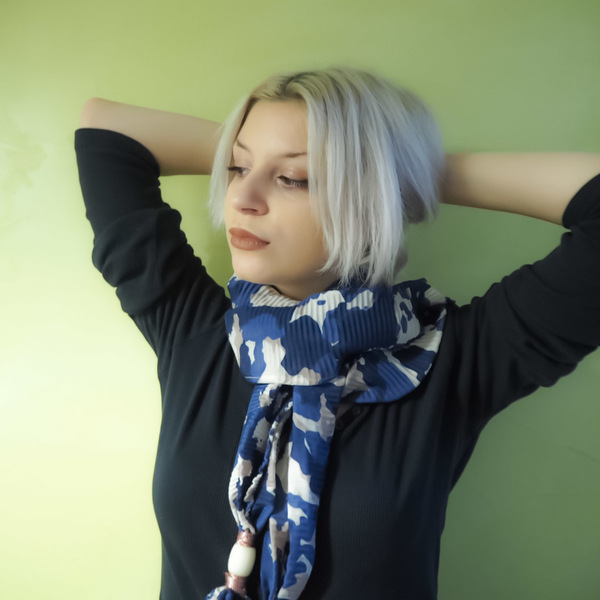 Μαντήλι εμπριμέ μακρύ, δροσερό, με αέρινη υφή.
