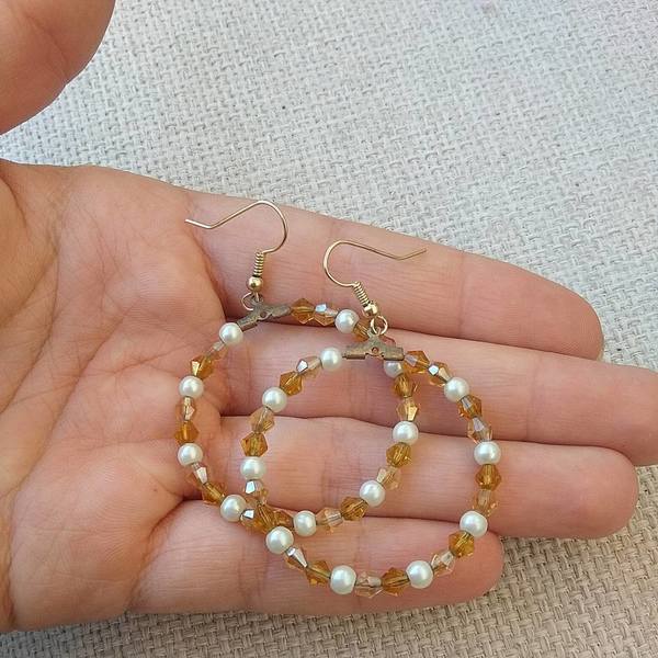 μικροί κρίκοι με χρυσά, καφέ κρύσταλλα swarovski και πέρλες