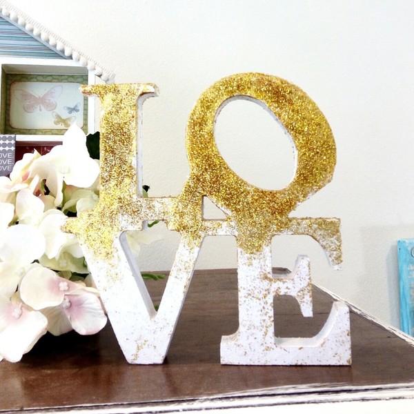 Ξύλινο διακοσμητικό με χρυσό γκλίτερ LOVE