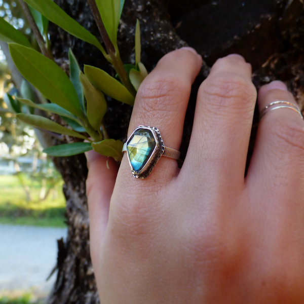 " SIlver Gothic Labradorite " - Χειροποίητο ασημένιο δαχτυλίδι με Λαβραδορίτη!