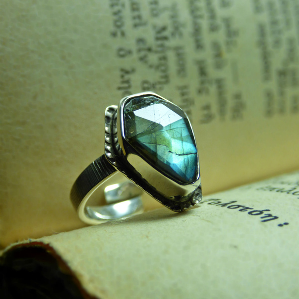 " SIlver Gothic Labradorite " - Χειροποίητο ασημένιο δαχτυλίδι με Λαβραδορίτη!