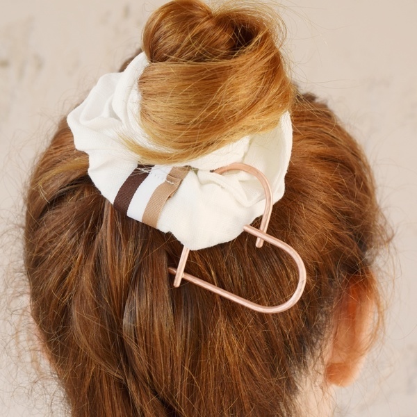 Λινό hair scrunchy με χάλκινη καρδιά σφυρήλατη