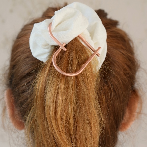 Λινό hair scrunchy με χάλκινη καρδιά σφυρήλατη