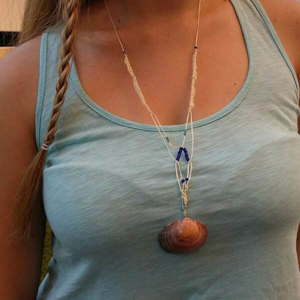 Shellcatcher μακραμέ μακρύ boho κολιέ με κοχύλι