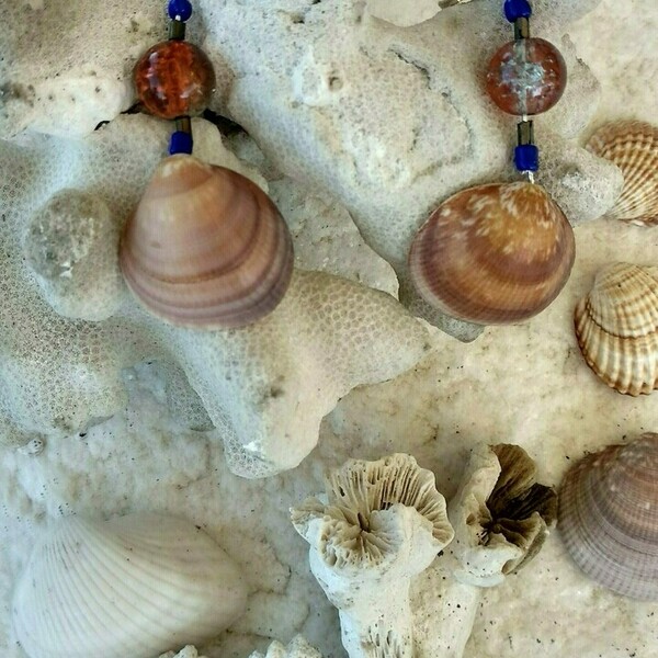 Κρεμαστά μακριά σκουλαρίκια με φυσικό κοχύλι/χάντρα πορτοκαλί