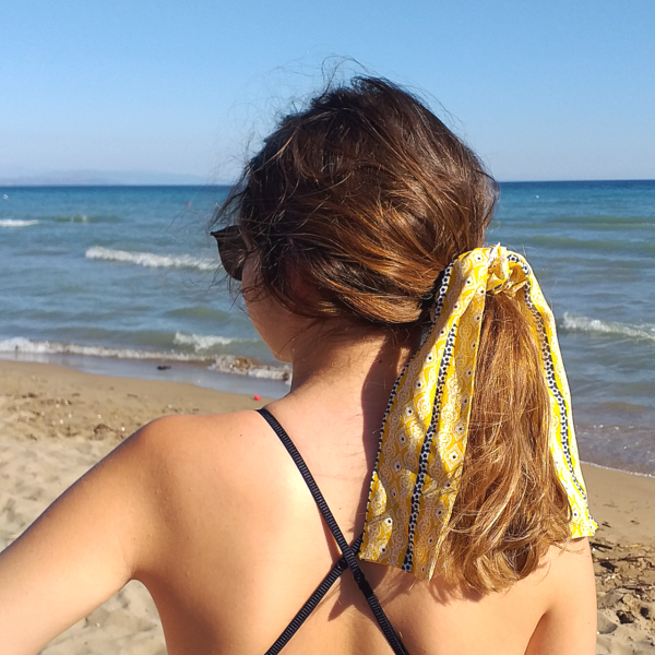 Scrunchy λαστιχάκι μαλλιών με φουλάρι.