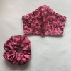 Χειροποίητη μάσκα με ασορτί scrunchie ‘roses’