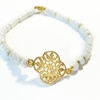 Βραχιόλι με λευκές χάντρες και χρυσό μεταλλικό στοιχείο σταυρός